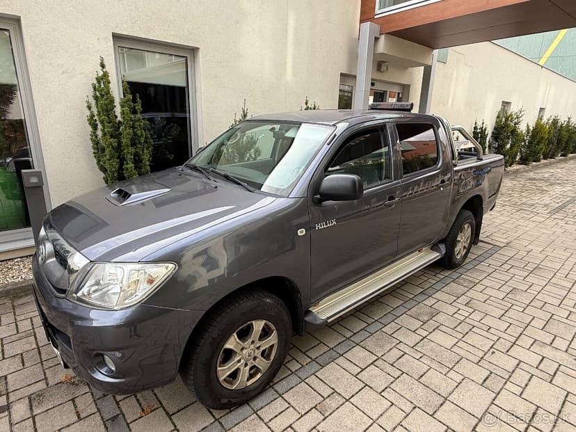 TOYOTA HILUX 2.5D 4X4 + UZÁVIERKA ZAD. DIFERENCIÁLU