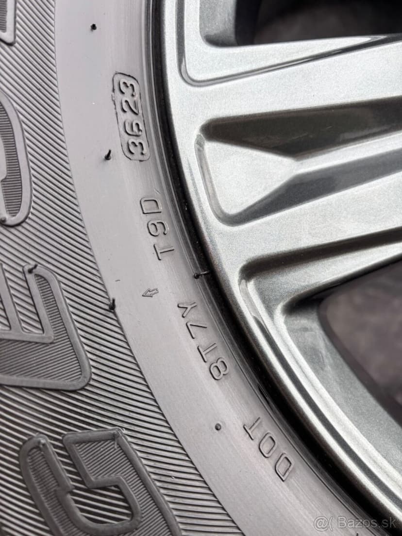 Zánovní alu Toyota Hilux 265/65R17 112S 99% VZORKU