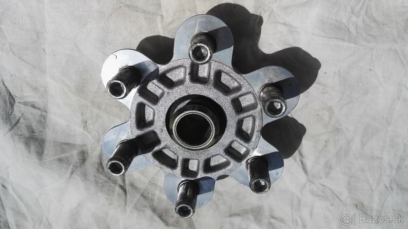 Unašeč rozety,unašeč zadnej brzdy a osa Ducati Monster 695