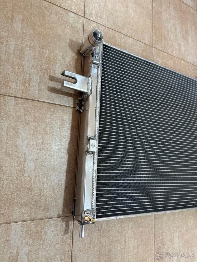 Celohliníkovy sportovní chladič Jeep Grand Cherokee WJ 4.7