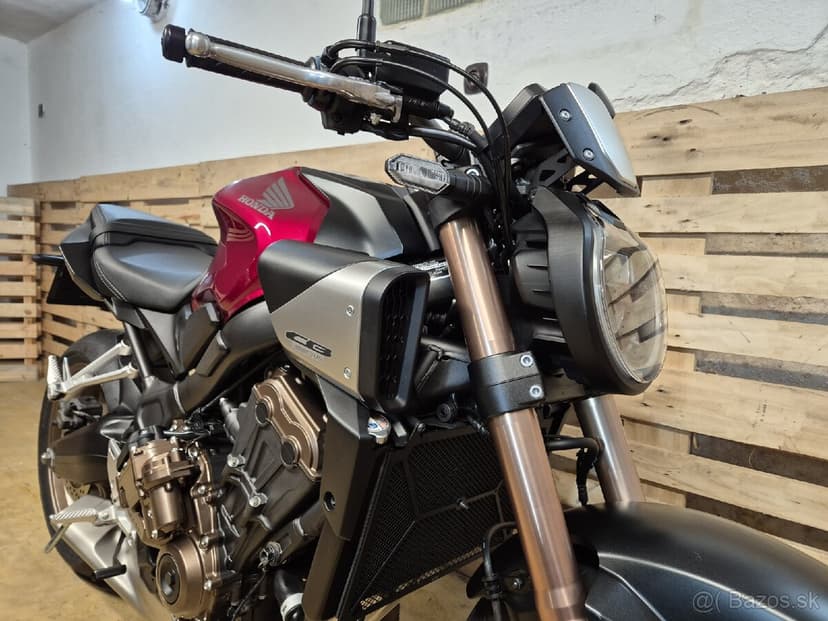 Prodám HONDA CB 650R E-Clutch, r. v. 2024, ABS, ČR,4572km