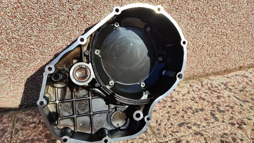 Kryt spojky na Ducati Monster 695