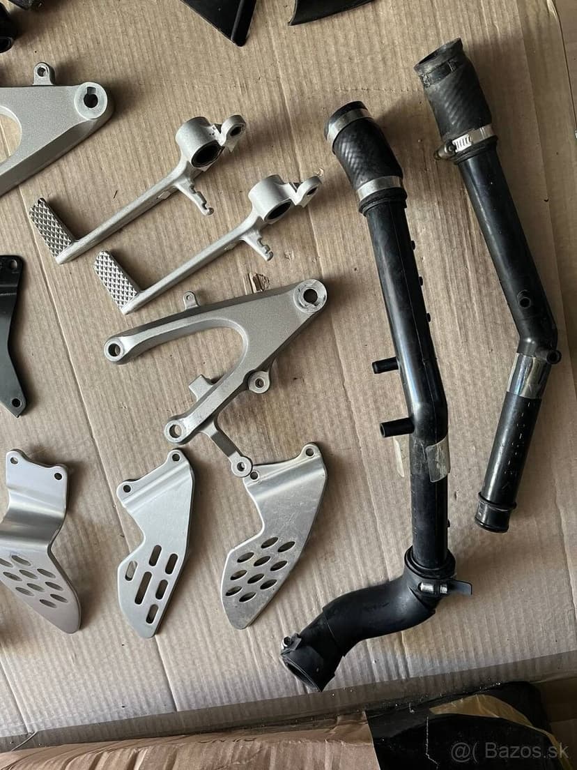 Yamaha R1 2004–2006 – nepoužité aj poškodené diely